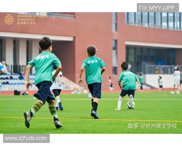 探索11足球衣的魅力与个性化定制体验,助你在球场上尽显风采与自信 探索11足球衣的魅力与个性化定制体验,助你在球场上尽显风采与自信